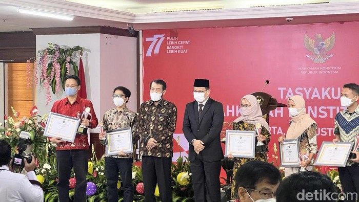 Keterangan: Jurnalis detikcom Andi Saputra (memakai batik merah) saat menerima penghargaan Konstitusi Award.