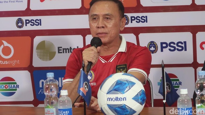 Ketua Umum PSSI Mochamad Iriawan saat memberikan keterangan di Stadion Maguwoharjo, Jumat (12/8/2022) malam.