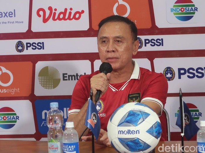 Ketua Umum PSSI Mochamad Iriawan saat memberikan keterangan di Stadion Maguwoharjo, Jumat (12/8/2022) malam.