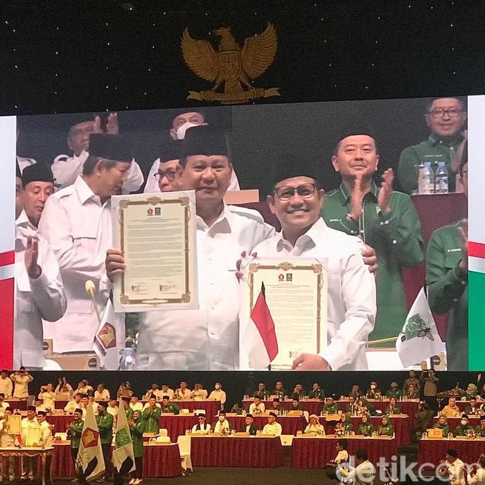 Ketum Gerindra Prabowo Subianto dan Ketum PKB Muhaimin Iskandar (Cak Imin) usai meneken piagam deklarasi koalisi di SICC, Sentul, Jawa Barat, Sabtu (13/8/2022). (Foto: Firda Cynthia/detikcom)