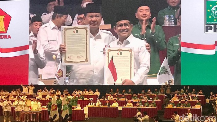 Ketum Gerindra Prabowo Subianto dan Ketum PKB Muhaimin Iskandar (Cak Imin) usai meneken piagam deklarasi koalisi di SICC, Sentul, Jawa Barat, Sabtu (13/8/2022). (Foto: Firda Cynthia/detikcom)