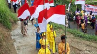 “Kirab ini kita syukuran untuk panen tembakau, biar kedepannya semakin bagus panenan tembakau, serta harganya bisa lebih baik dari kemarin-kemarinnya,” ujar Panitia Kirab Gunungan Tembakau dan 77 bendera Merah Putih, Andrian Rega. Foto: Jarmaji/detikJateng