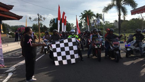 Konvoi HUT kemerdekaan RI bertajuk safety riding dilakukan oleh 300 pengendara di Lombok Barat, Sabtu (13/8/2022).