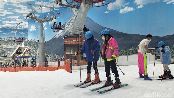 Ada banyak keseruan di Trans Snow World Surabaya. Salah satunya bermain ski yang bikin nagih.