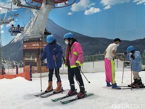 Seru! Belajar dan Bermain Ski di Trans Snow World Surabaya