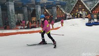 Main ski di Trans Snow World Surabaya yang bikin nagih/Foto: Deny Prastyo Utomo/detikJatim