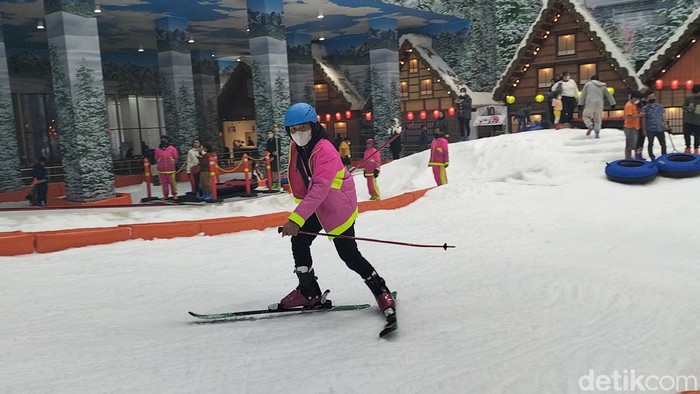 Ada banyak keseruan di Trans Snow World Surabaya. Salah satunya bermain ski yang bikin nagih.