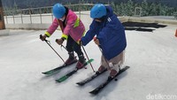 Belajar main ski di Trans Snow World Surabaya/Foto: Deny Prastyo Utomo/detikJatim