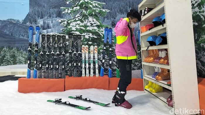 Main Ski di Trans Snow World Surabaya yang Bikin Nagih Ada banyak keseruan di Trans Snow World Surabaya. Salah satunya bermain ski yang bikin nagih.