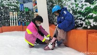 Persiapan main ski di Trans Snow World Surabaya/Foto: Deny Prastyo Utomo/detikJatim
