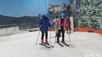Belajar main ski di Trans Snow World Surabaya/Foto: Deny Prastyo Utomo/detikJatim