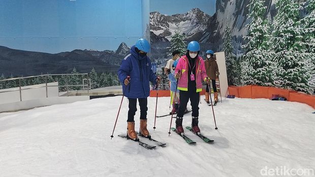 Ada banyak keseruan di Trans Snow World Surabaya. Salah satunya bermain ski yang bikin nagih.