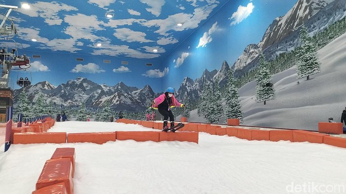 Main Ski di Trans Snow World Surabaya yang Bikin Nagih Ada banyak keseruan di Trans Snow World Surabaya. Salah satunya bermain ski yang bikin nagih.