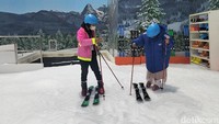 Belajar main ski di Trans Snow World Surabaya/Foto: Deny Prastyo Utomo/detikJatim