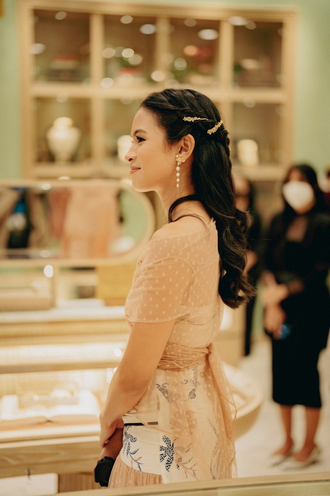 Tampilan feminin juga ditonjolkan dari pemakaian aksesori pada rambut panjangnya yang ditata bergelombang. Maudy Ayunda mengenakan jepit rambut dan anting yang dirancangnya sendiri untuk Tulola Hair. Foto: Dok. Tulola Jewelry