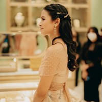 Tampilan feminin juga ditonjolkan dari pemakaian aksesori pada rambut panjangnya yang ditata bergelombang. Maudy Ayunda mengenakan jepit rambut dan anting yang dirancangnya sendiri untuk Tulola Hair. Foto: Dok. Tulola Jewelry