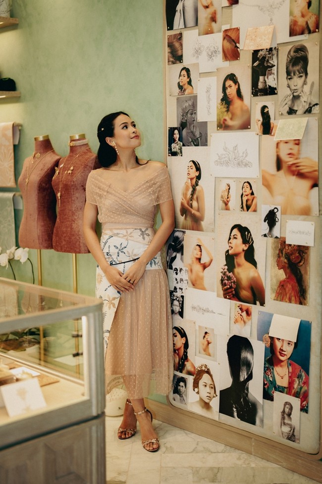 Strappy sandal berwarna senada melengkapi penampilan wanita yang baru menikah dua bulan lalu ini. Foto: Dok. Tulola Jewelry