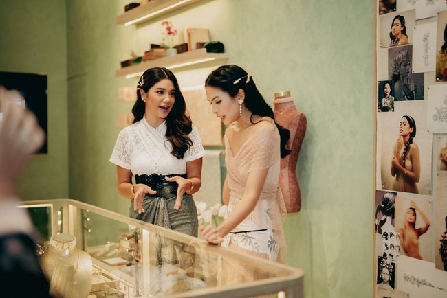 Aktris 27 tahun ini dipercaya terlibat dalam proses desain perhiasan untuk lini aksesori rambut, ‘Tulola Hair’, yang baru diperkenalkan ke publik pada Jumat (12/8/2022). Foto: Dok. Tulola Jewelry
