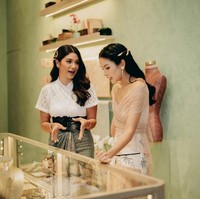 Aktris 27 tahun ini dipercaya terlibat dalam proses desain perhiasan untuk lini aksesori rambut, ‘Tulola Hair’, yang baru diperkenalkan ke publik pada Jumat (12/8/2022). Foto: Dok. Tulola Jewelry