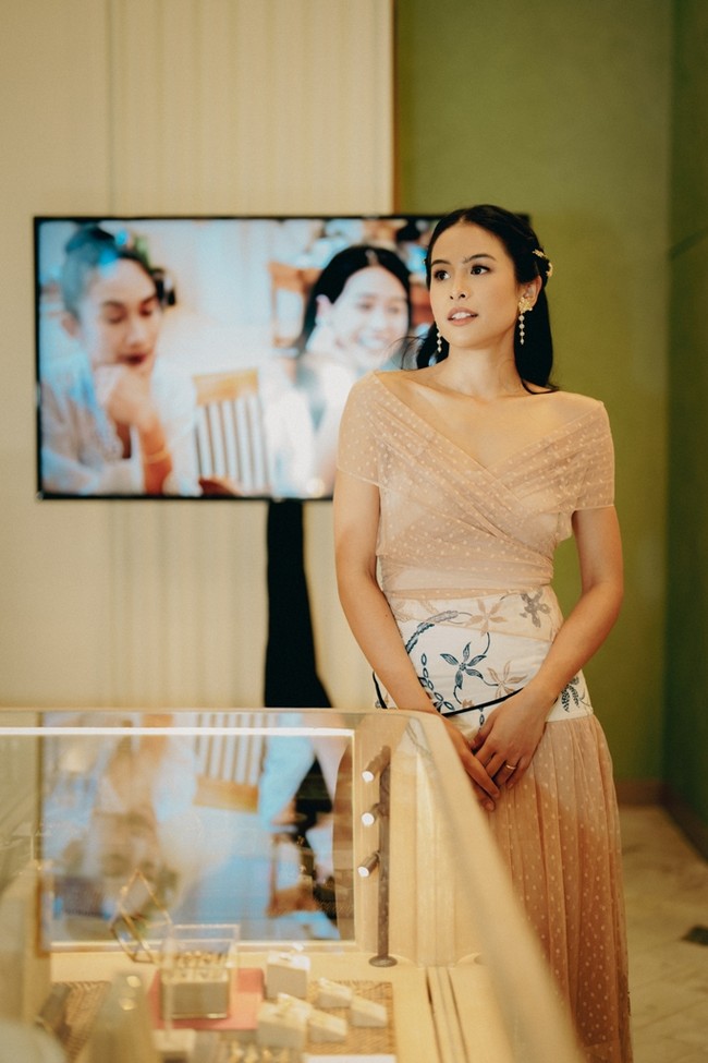 Bintang film ‘Perahu Kertas’ ini tampil dengan gaya ultra-feminin, mengenakan gaun tulle warna nude yang dipadukan obi dari kain batik. Foto: Dok. Tulola Jewelry