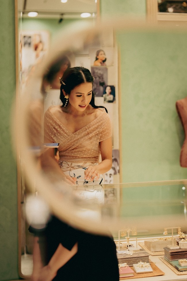 Maudy Ayunda mengungkapkan bahwa ini pertamakalinya dia mendesain aksesori. Untuk pengalaman perdana ini, ia menyempatkan datang ke Bali melihat proses pembuatan perhiasan secara langsung. Foto: Dok. Tulola Jewelry