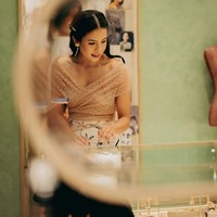 Maudy Ayunda mengungkapkan bahwa ini pertamakalinya dia mendesain aksesori. Untuk pengalaman perdana ini, ia menyempatkan datang ke Bali melihat proses pembuatan perhiasan secara langsung. Foto: Dok. Tulola Jewelry