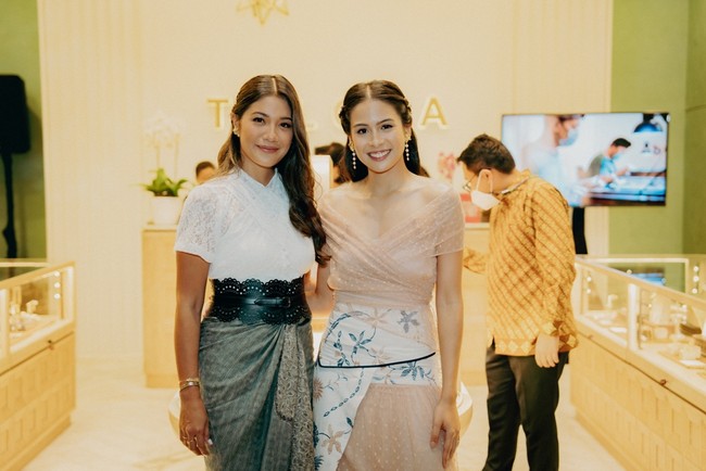 “Akar, simbolismenya mengartikan dua hal. Pertumbuhan dan groundedness. Kita mau apapun, akan dekat, akar kita di mana. Ini menjadi koneksi aku terhadap akar aku yaitu budaya Indonesia,” tuturnya saat berbincang dengan Wolipop di sela-sela peluncuran Tulola Hair di ASHTA District 8, SCBD, Jakarta Pusat. Foto: Dok. Tulola Jewelry