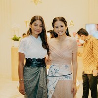 “Akar, simbolismenya mengartikan dua hal. Pertumbuhan dan groundedness. Kita mau apapun, akan dekat, akar kita di mana. Ini menjadi koneksi aku terhadap akar aku yaitu budaya Indonesia,” tuturnya saat berbincang dengan Wolipop di sela-sela peluncuran Tulola Hair di ASHTA District 8, SCBD, Jakarta Pusat. Foto: Dok. Tulola Jewelry