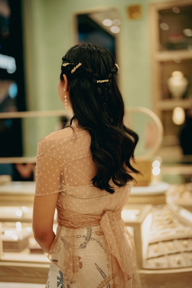 Dalam proses merancang perhiasan, Maudy Ayunda memilih akar, bunga dan kupu-kupu sebagai inspirasi desain. Bentuk akar menurutnya punya simbolisme yang istimewa pada perhiasan. Foto: Dok. Tulola Jewelry