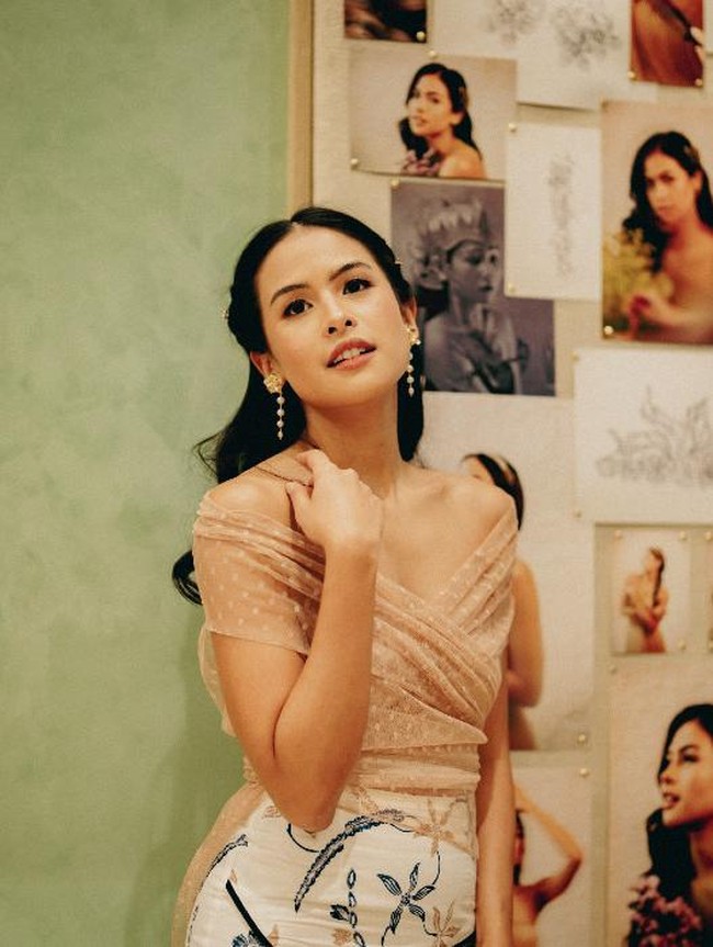 Kecantikan Maudy Ayunda makin terpancar dengan pulasan makeup natural yang juga bernuansa nude. Foto: Dok. Tulola Jewelry