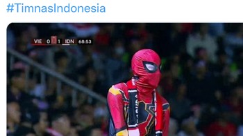Meme momen unik ada suporter berkostum Spider-Man. Foto: (Twitter)