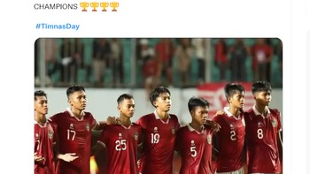 Rakyat Indonesia berbahagia, mereka membagi-bagikan foto Timnas juara Piala AFF U-16 2022. Champions! Foto: (Twitter)