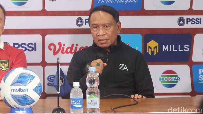 Menpora Zainudin Amali saat memberikan keterangan di Stadion Maguwoharjo Sleman, Jumat (12/8/2022) malam.