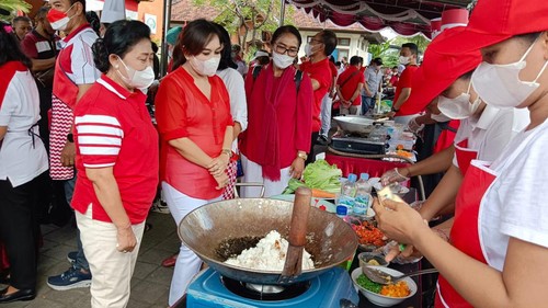 Merayakan   HUT RI ke-77, Kecamatan Denpasar Barat menggelar Lomba Memasak Nasi Goreng Sehat Merah Putih di halaman Kantor Kecamatan Denpasar Barat Sabtu (13/8).