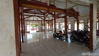 Tak hanya itu, aula bekas Kawedanaan Rengasdengklok, Karawang, Jawa Barat jadi parkiran motor.