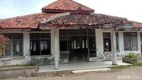 Sebagai informasi, kantor ini menjadi saksi bisu saat upacara menaikan bendera merah putih pertama kalinya dan menurunkan bendera Hinomaru (Jepang) yang dipimpin Camat Rengasdengklok R. Suyono Hadipranoto di kantor Kawedanaan Rengasdengklok, Karawang, Jawa Barat, 16 Agustus 1945 pukul 10.00 WIB.