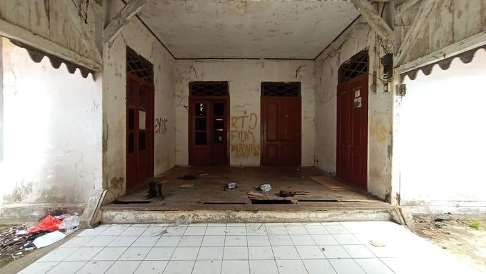 Bangunan bersejah bekas kantor Kawedanaan Rengesdengklok kini tak terawat dan dibiarkan terbengkalai. Ini foto-foto terkininya!