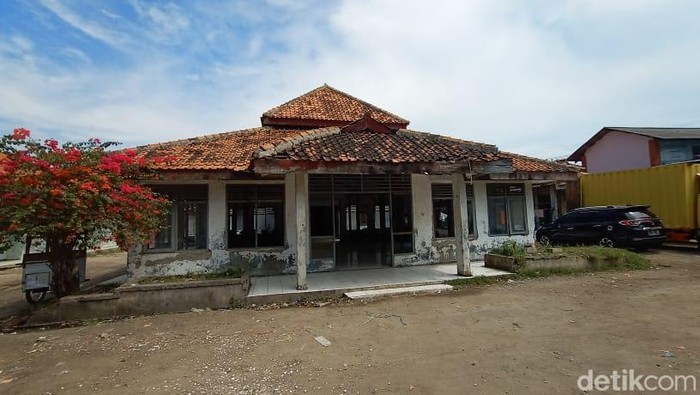 Bangunan bersejah bekas kantor Kawedanaan Rengesdengklok kini tak terawat dan dibiarkan terbengkalai. Ini foto-foto terkininya!