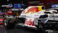 Sebelum berganti ke RB18 pada musim ini. Verstappen menggunakan mobil RB16B yang bisa kita lihat secara dekat di booth Honda di Gaikindo Indonesia International Motor Show (GIIAS) 2022.