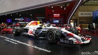 Namun ada yang menarik dari mobil ini, alih-alih pakai livery biasanya dengan warna hitam kebiruan gelap. Honda menghadirkan RB16B menggunakan livery khusus berwarna putih.