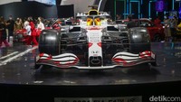 Red Bull Racing mengambil inspirasi desain dari Honda RA272, pemenang Grand Prix Meksiko pada 1965 milik Richie Ginther. Dengan warna dasar putih, dan aksen merah seperti bendera Jepang, serta ada tulisan Terima Kasih dalam bahasa Jepang.