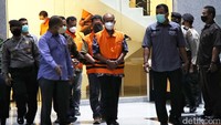 Pantauan detikcom, Jumat (12/8), pukul 22.09 WIB, Mukti Agung beserta lima orang lainnya terlihat turun dari ruang pemeriksaan penyidik KPK di lantai dua.