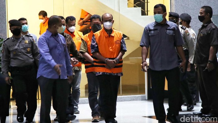 KPK menetapkan Bupati Pemalang Mukti Agung Wibowo (MAW) sebagai tersangka kasus suap dan pungutan tidak sah dalam pengadaan barang dan jasa serta jabatan.