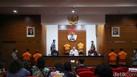 Jumlah itu bertambah dari yang sebelumnya sebanyak 23 orang. Adapun pihak yang diamankan antara lain Kepala Dinas, Sekretaris Daerah, hingga Kepala Bidang di lingkungan Pemerintahan Kabupaten Pemalang, Jawa Tengah.