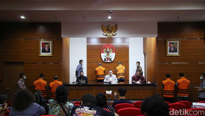 KPK menetapkan Bupati Pemalang Mukti Agung Wibowo (MAW) sebagai tersangka kasus suap dan pungutan tidak sah dalam pengadaan barang dan jasa serta jabatan.