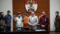 Dalam OTT kali ini, KPK turut mengamankan sejumlah uang tunai dalam bentuk rupiah senilai Rp 136 juta.