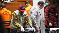 Diduga uang yang diterima Bupati Pemalang sebesar Rp 6,1 miliar.