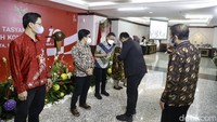 Penganugerahan ini diberikan tepat pada hari ulang tahun MK yang ke-19. Hadir dalam acara itu seluruh sembilan hakim konstitusi dan pejabat/staf MK. Acara syukuran itu dilakukan secara offline dan online.