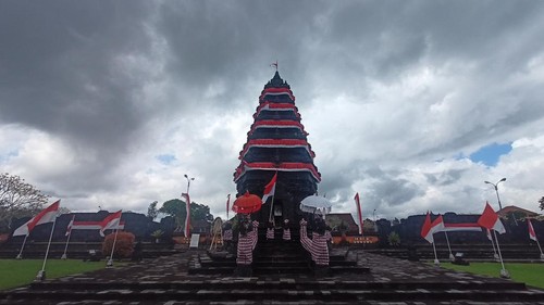 Monumen yang berada setelah pintu masuk utama dan sebelum komplek pemakaman utama di TMPN Pancaka Tirta, Tabanan, Bali.