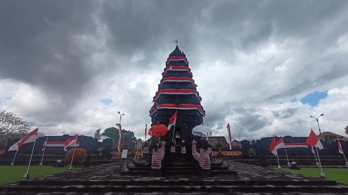 Monumen yang berada setelah pintu masuk utama dan sebelum komplek pemakaman utama di TMPN Pancaka Tirta, Tabanan, Bali.
